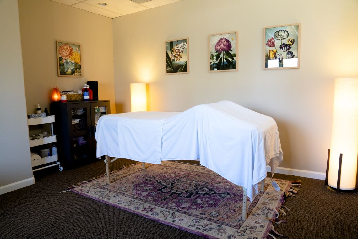 (Acupuncturist ) Karen  Lang